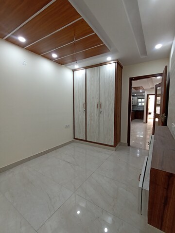 Room in 2.5 BHK Apartment at Paschim Vihar – for Rent