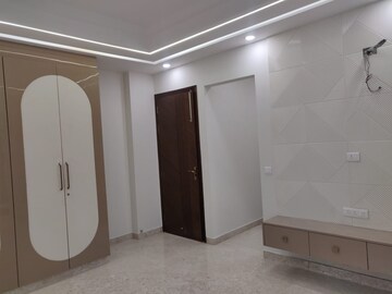Room in 3.5 BHK Apartment at Paschim Vihar – for Rent