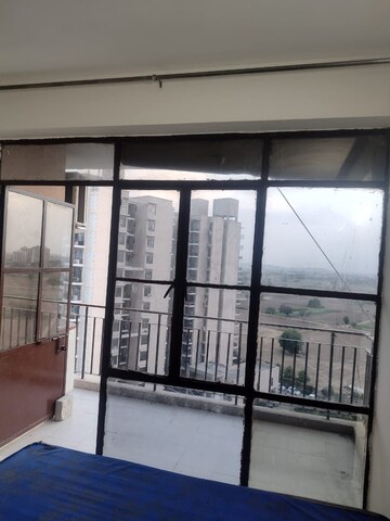 Room in 2 BHK Apartment at Signature Orchard Avenue 2, Sector 93 – for Rent