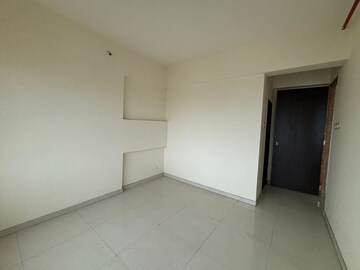 Room in 2 BHK Apartment at Earth Terrace, Goregaon West – for Rent