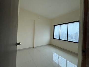 Room in 2 BHK Apartment at Earth Terrace, Goregaon West – for Rent