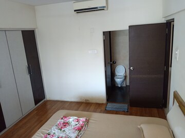 Room in 4 BHK Apartment at Dharamveer Nagar – for Rent