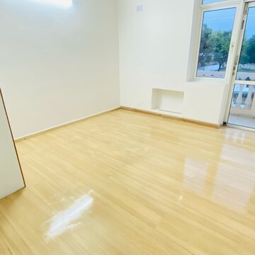 Room in 3 BHK Builder Floor at DLF Hyde Park, Mullanpur – for Rent