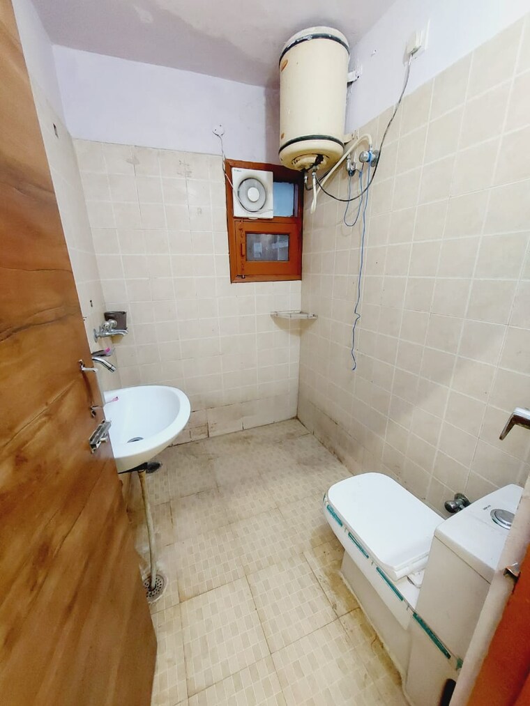 Bathroom, hanumant-bollywood-heights-2 Studio 550 Sq.Ft. Apartment In Dhakoli Village Zirakpur 8404359