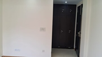 Furnished Amenities in 3 BHK Apartment at DLF Building 10, Dlf Phase ii – for Rent