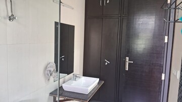 Bathroom in 3 BHK Apartment at DLF Building 10, Dlf Phase ii – for Rent
