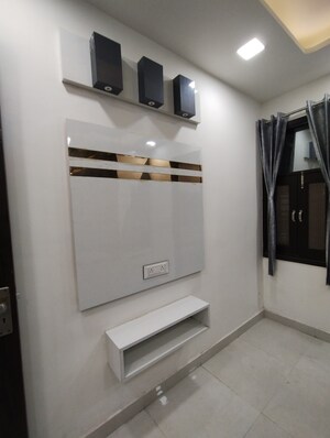 Furnished Amenities in 2 BHK Builder Floor at Mohan Garden – for Sale