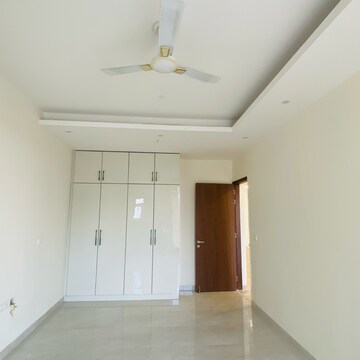 Room in 4 BHK Apartment at Ambika Florence Park, Mullanpur – for Rent