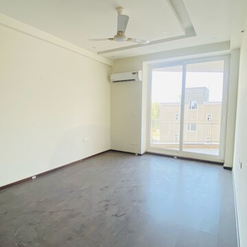 Room in 4 BHK Apartment at Ambika Florence Park, Mullanpur – for Rent