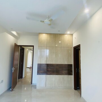 Room in 4 BHK Apartment at Ambika Florence Park, Mullanpur – for Rent