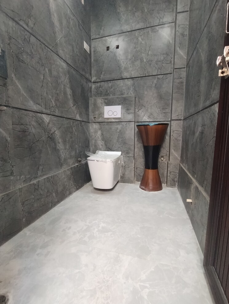 Bathroom, dwarka mor 3 Bedroom 850 Sq.Ft. Builder Floor In Dwarka Mor Delhi 8405132