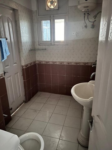 Bathroom in 4 BHK Apartment at Sector 27 – for Rent
