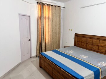 Bedroom in 4 BHK Apartment at Sector 27 – for Rent