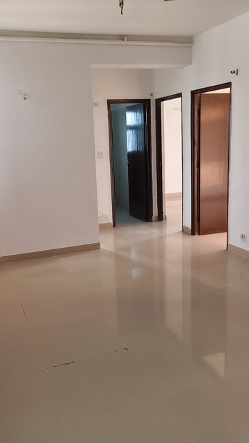 Room in 2.5 BHK Apartment at Mahagun Mahagunpuram, Shastri Nagar – for Sale