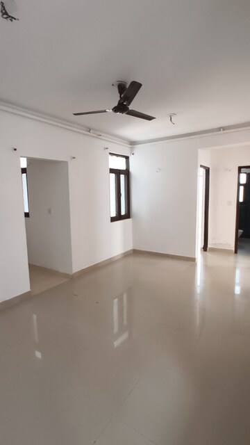 Room in 2.5 BHK Apartment at Mahagun Mahagunpuram, Shastri Nagar – for Sale