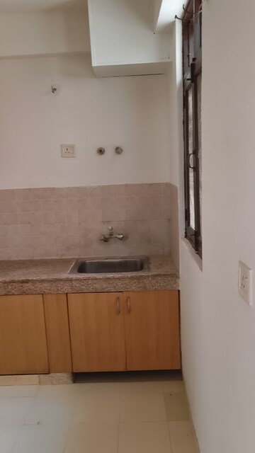Furnished Amenities in 2.5 BHK Apartment at Mahagun Mahagunpuram, Shastri Nagar – for Sale