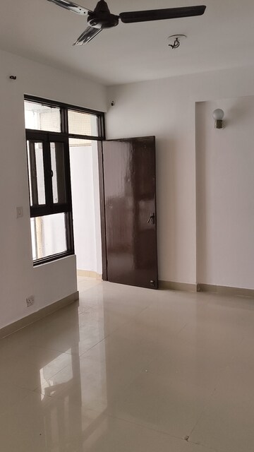 Room in 2.5 BHK Apartment at Mahagun Mahagunpuram, Shastri Nagar – for Sale