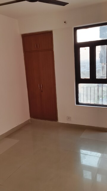 Room in 2.5 BHK Apartment at Mahagun Mahagunpuram, Shastri Nagar – for Sale