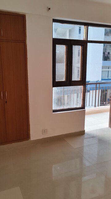 Room in 2.5 BHK Apartment at Mahagun Mahagunpuram, Shastri Nagar – for Sale