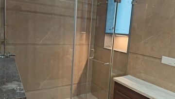 Bathroom in 4 BHK Apartment at DLF Gateway Tower, Dlf Phase ii – for Rent