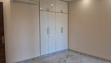 Room in 4 BHK Apartment at DLF Gateway Tower, Dlf Phase ii – for Rent