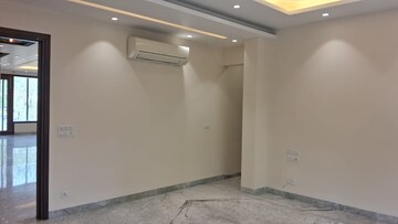 Room in 4 BHK Apartment at DLF Gateway Tower, Dlf Phase ii – for Rent