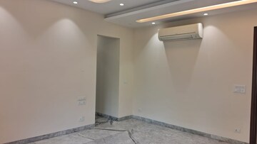Room in 4 BHK Apartment at DLF Gateway Tower, Dlf Phase ii – for Rent