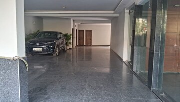 Parking in 4 BHK Apartment at DLF Gateway Tower, Dlf Phase ii – for Rent
