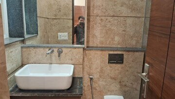 Bathroom in 4 BHK Apartment at DLF Gateway Tower, Dlf Phase ii – for Rent