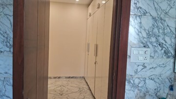 Building Lobby in 4 BHK Apartment at DLF Gateway Tower, Dlf Phase ii – for Rent