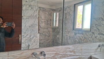 Room in 4 BHK Apartment at DLF Gateway Tower, Dlf Phase ii – for Rent