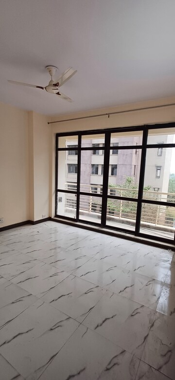 Room in 2 BHK Apartment at Unitech Habitat, Pi Greater Noida – for Rent