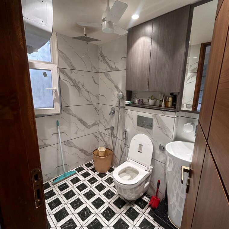 Bathroom, sector 27 6+ Bedroom 270 Sq.Yd. Independent House In Sector 27 Gurgaon 8405534