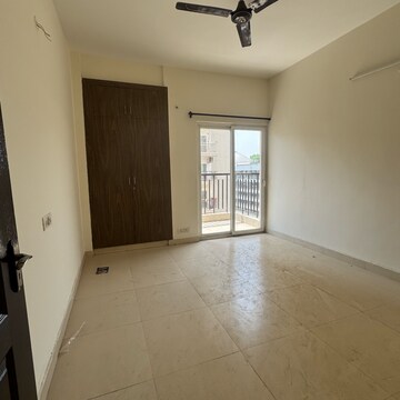 Room in 3 BHK Apartment at Aims Golf Avenue II, Sector 75 – for Rent
