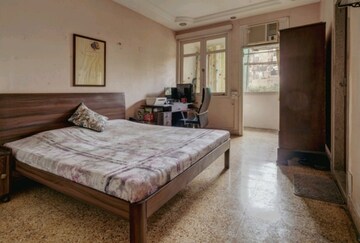 Bedroom in 3 BHK Apartment at Tardeo – for Sale