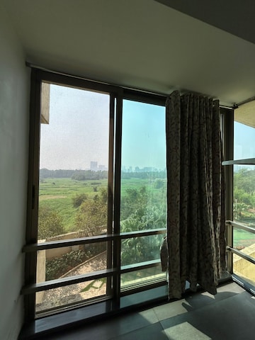 Room in 3 BHK Apartment at Oberoi Realty Woods, Goregaon East – for Rent