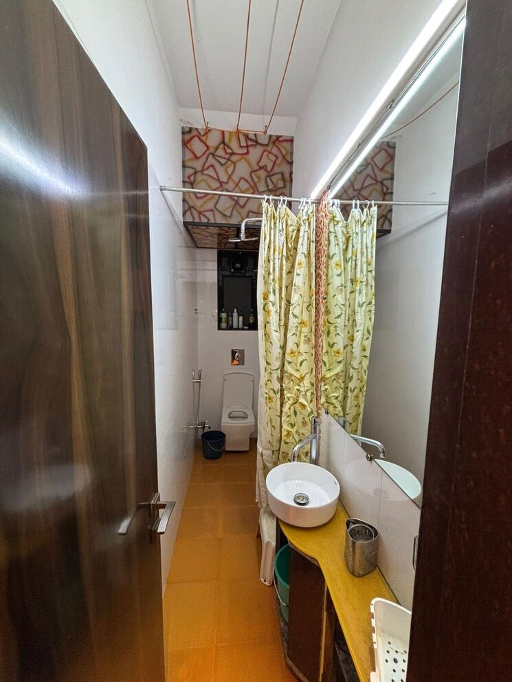 Bathroom, grant road 3 Bedroom 1000 Sq.Ft. Apartment In Grant Road Mumbai 8406121
