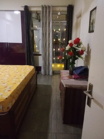 Room in 3 BHK Apartment at Gaur City 2 - 11th Avenue, Sector 16c Greater Noida – for Rent