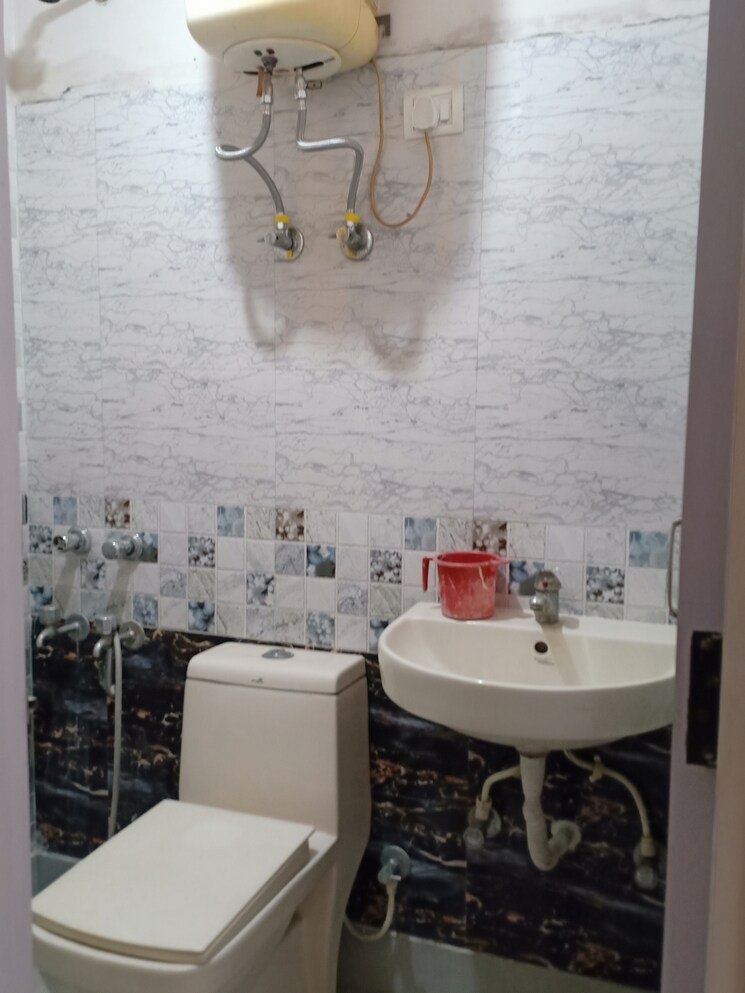 Attached Bathroom, khirki extension 1 RK 300 Sq.Ft. Apartment In Khirki Extension Delhi 8406217