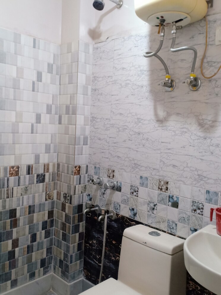 Bathroom, khirki extension 1 RK 300 Sq.Ft. Apartment In Khirki Extension Delhi 8406217