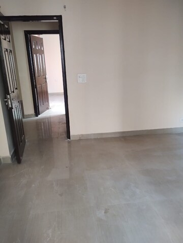 Room in 2 BHK Apartment at Paramount Floraville, Sector 137 – for Rent