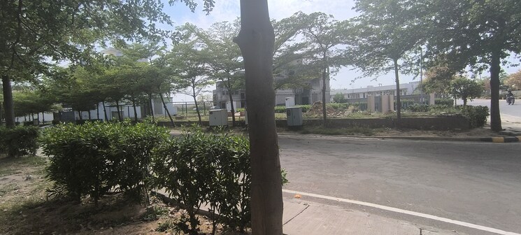 Garden, bptp-amstoria-plot  251 Sq.Yd. Plot In Sector 102 Gurgaon 8406389