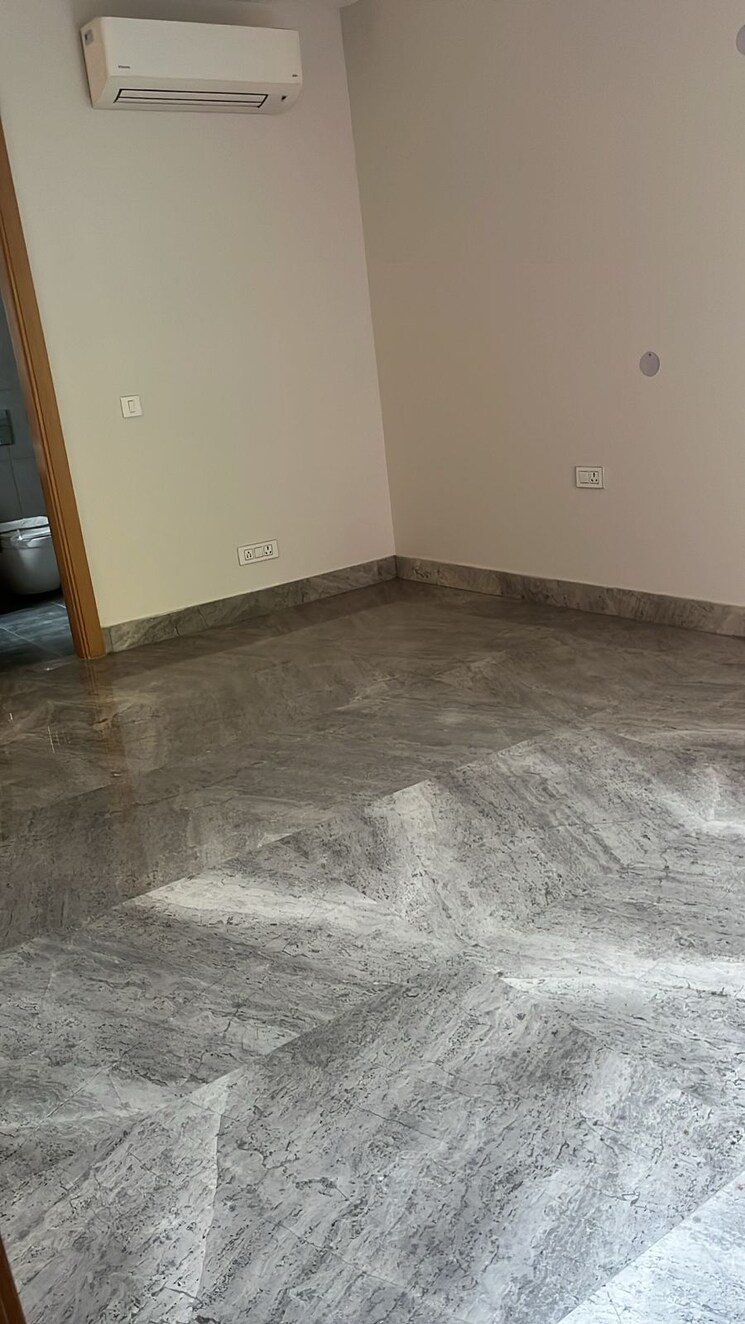 Room, green park 3 Bedroom 414 Sq.Yd. Builder Floor In Green Park Delhi 8406400