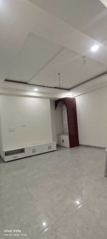 Room in 3 BHK Builder Floor at Auram Floor, South City 2 – for Rent