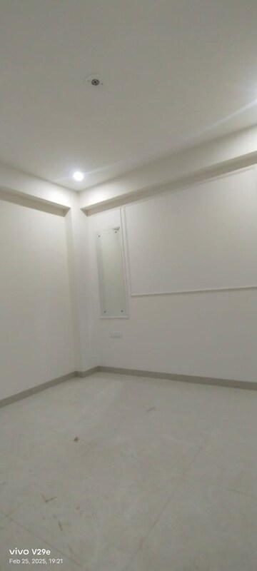 Room in 3 BHK Builder Floor at Auram Floor, South City 2 – for Rent