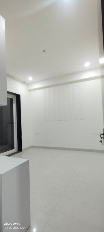 Room in 3 BHK Builder Floor at Auram Floor, South City 2 – for Rent