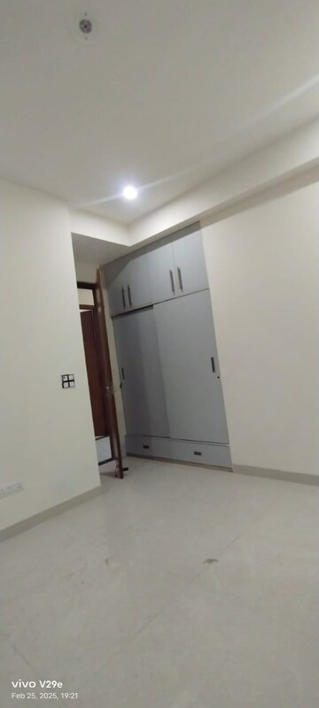 Room in 3 BHK Builder Floor at Auram Floor, South City 2 – for Rent