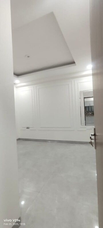 Room in 3 BHK Builder Floor at Auram Floor, South City 2 – for Rent