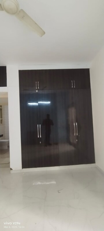 Furnished Amenities in 3 BHK Builder Floor at Auram Floor, South City 2 – for Rent