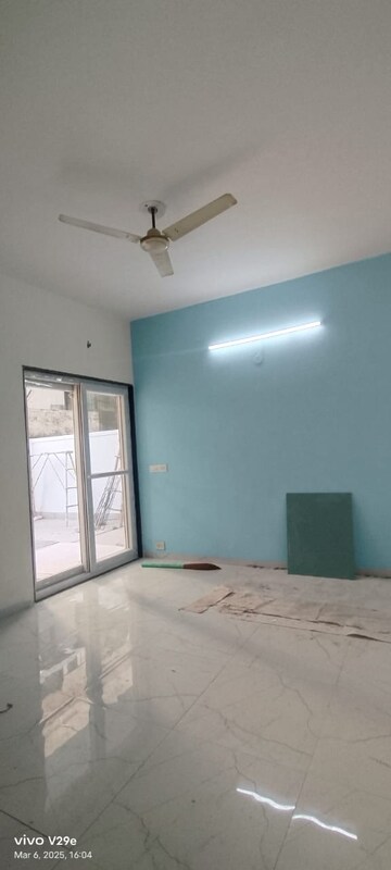 Room in 3 BHK Builder Floor at Auram Floor, South City 2 – for Rent